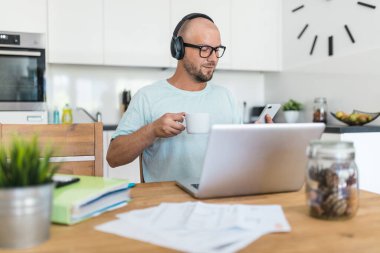 Coronavirus Covid 19 salgını sırasında evde çalışan bir adam.