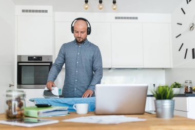 Coronavirus Covid 19 salgını sırasında evde çalışan bir adam.