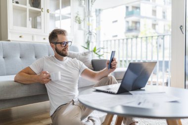 Coronavirus Covid 19 salgını sırasında evde çalışan bir adam.