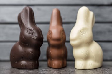 Lezzetli Paskalya bayramı çikolatalı tavşan, yumurta ve tatlı