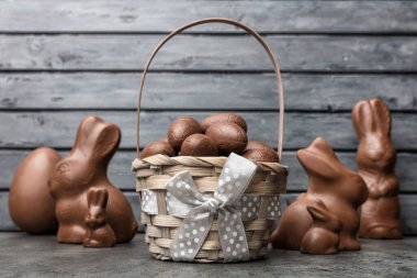 Lezzetli Paskalya bayramı çikolatalı tavşan, yumurta ve tatlı