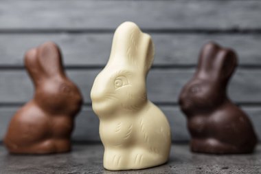 Lezzetli Paskalya bayramı çikolatalı tavşan, yumurta ve tatlı