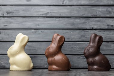 Lezzetli Paskalya bayramı çikolatalı tavşan, yumurta ve tatlı