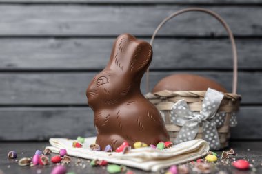 Lezzetli Paskalya bayramı çikolatalı tavşan, yumurta ve tatlı