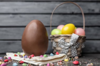 Lezzetli Paskalya bayramı çikolatalı tavşan, yumurta ve tatlı