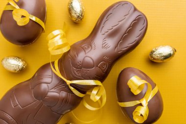 Lezzetli Paskalya bayramı çikolatalı tavşan, yumurta ve tatlı