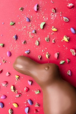 Lezzetli Paskalya bayramı çikolatalı tavşan, yumurta ve tatlı