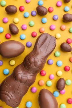 Lezzetli Paskalya bayramı çikolatalı tavşan, yumurta ve tatlı