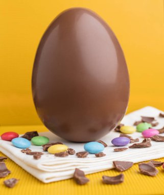 Lezzetli Paskalya bayramı çikolatalı tavşan, yumurta ve tatlı