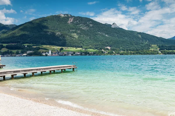 Jezero Wolfgangsee s tyrkysovou vodou v Rakousku — Stock fotografie
