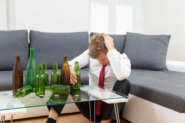 Deprimido hombre de negocios borracho en casa —  Fotos de Stock