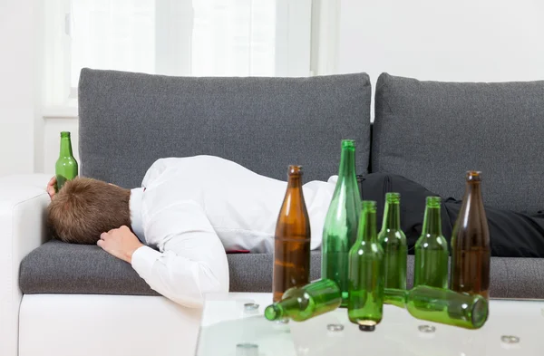 Deprimido hombre de negocios borracho en casa — Foto de Stock