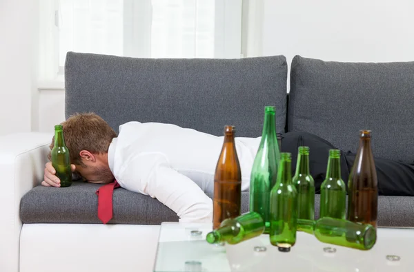 Empresário deprimido bêbado em casa — Fotografia de Stock