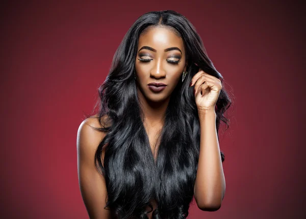Fekete nő, hosszú luxus fényes haj — Stock Fotó