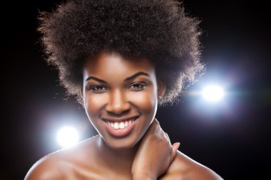 afro saç modeli ile güzel bir Afrikalı kadın