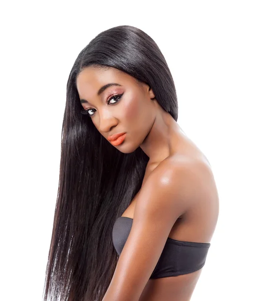Schönes afrikanisches Model mit langen Haaren — Stockfoto