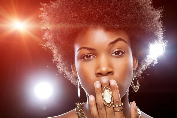 Mulher africana bonita com penteado afro — Fotografia de Stock