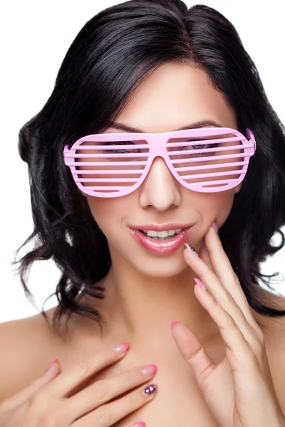 Jovem mulher bonita vestindo óculos rosa — Fotografia de Stock