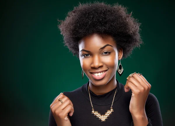 Mooie jonge zwarte vrouw — Stockfoto