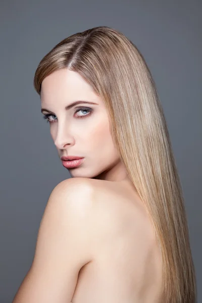 Young blonde beauty with straight hair — Stock Photo, Image