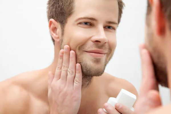 Morning hygiene in the bathroom — Stock Photo, Image
