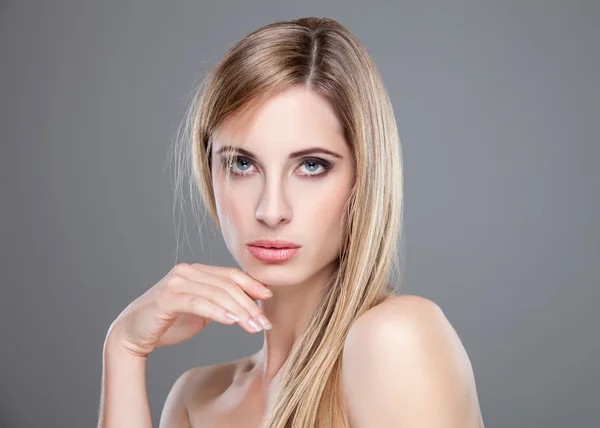 Young blonde beauty with straight hair — Stock Photo, Image