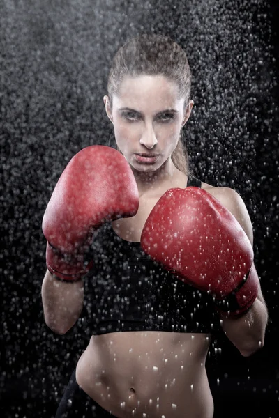 Mooie vrouw dragen van bokshandschoenen — Stockfoto