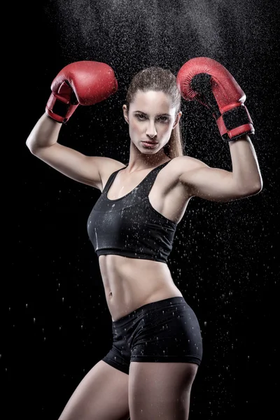 Mulher bonita usando luvas de boxe — Fotografia de Stock