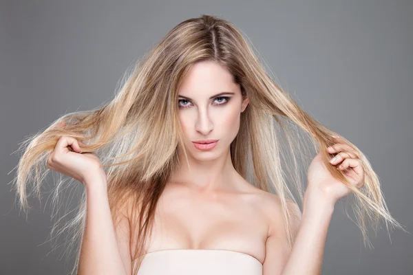 Mulher bonita com cabelo longo bagunçado — Fotografia de Stock