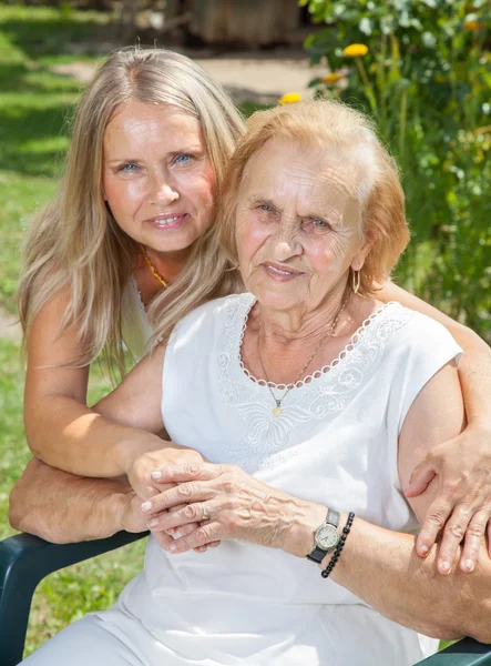 Sağlayan Yardım ve yaşlılar için bakım — Stok fotoğraf