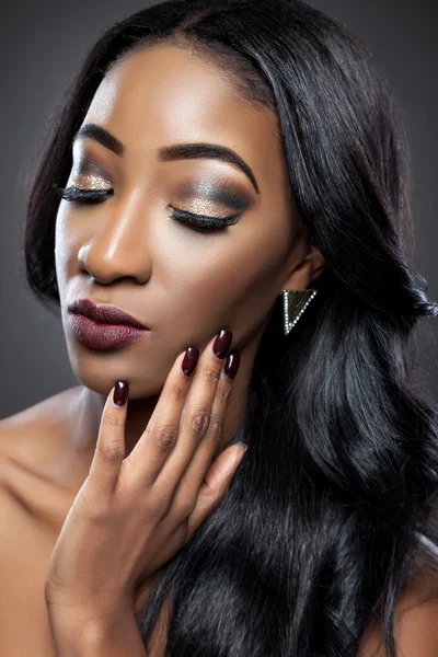 Zwarte mooie vrouw met luxe krullen — Stockfoto