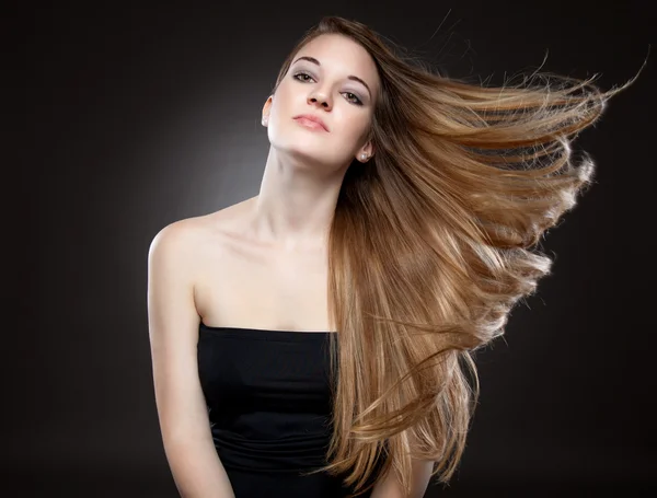 Mulher bonita com cabelo comprido — Fotografia de Stock