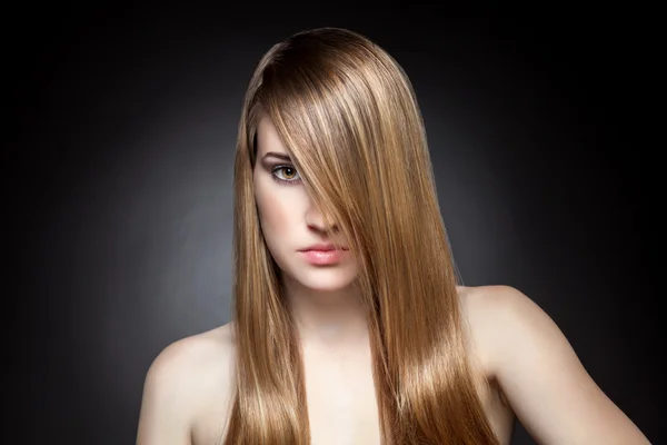 Vrouw met lange rechte haren — Stockfoto