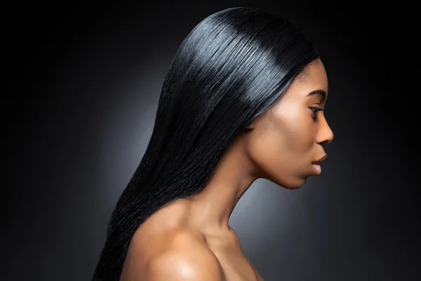 Profil einer jungen schwarzen Schönheit mit langen glatten Haaren — Stockfoto