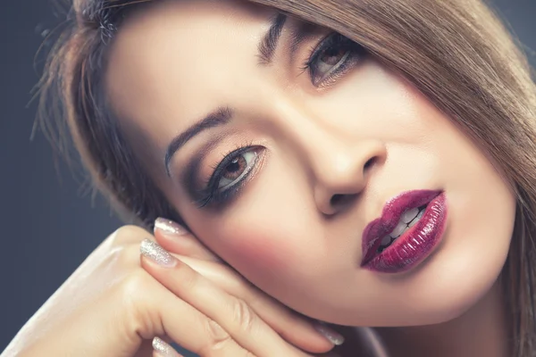 Hermosa mujer tailandesa con maquillaje y uñas hechas — Foto de Stock