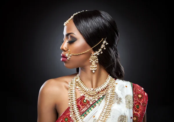 Exotic Indian bride dressed up for wedding — Stock Photo, Image