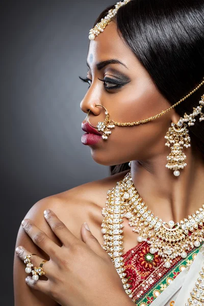 Exotic Indian bride dressed up for wedding — Stock Photo, Image