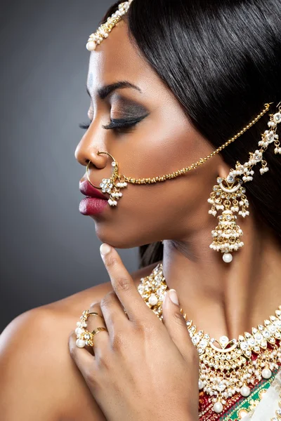 Exotic Indian bride dressed up for wedding — Stock Photo, Image