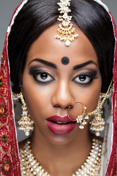 Mariée indienne exotique habillée pour le mariage — Photo
