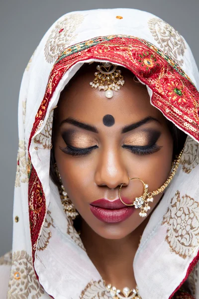 Egzotikus indiai menyasszony esküvő öltözött — Stock Fotó