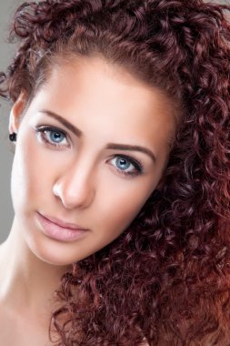 kırmızı kıvırcık saçlı güzel kadın