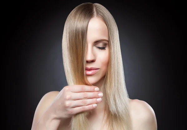 Senhora bonita com cabelo liso — Fotografia de Stock