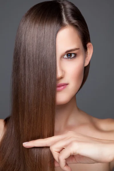 Mooie brunette met lange rechte haren — Stockfoto