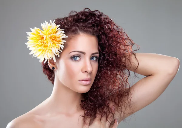 Belle femme aux cheveux bouclés rouges — Photo