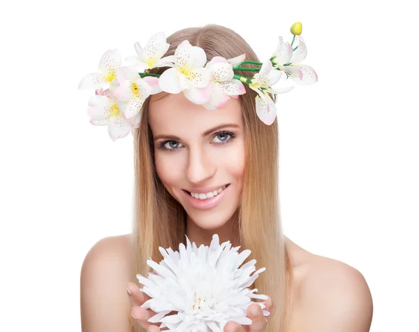 Mulher bonita com cabelo liso e flores — Fotografia de Stock