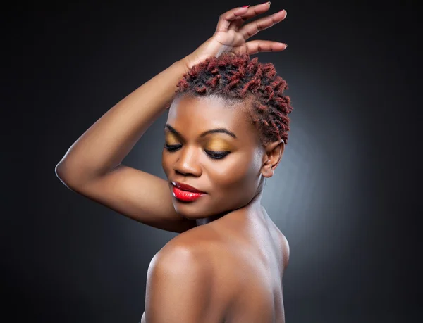 Beleza preta com cabelo curto spiky — Fotografia de Stock