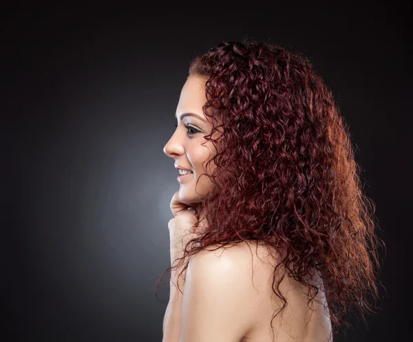 Vue du profil d'une beauté aux cheveux roux bouclés — Photo