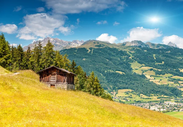 Alpine Landschaft während der Sommersaison — Stockfoto