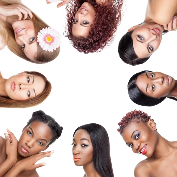 Colagem de múltiplos retratos de beleza de mulheres com vários tons de pele — Fotografia de Stock