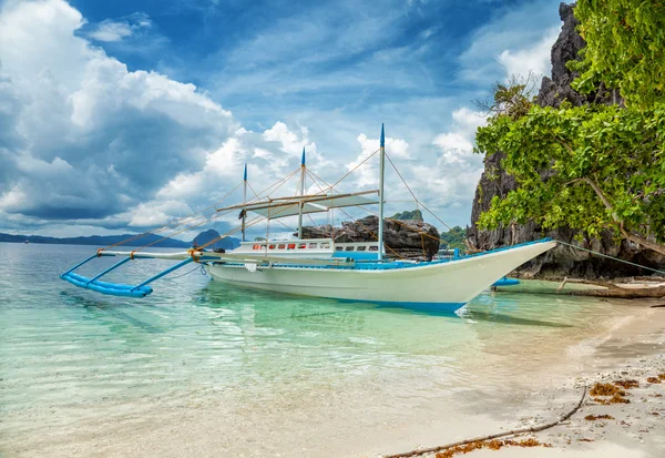 Barca tradițională folosită pentru sărirea insulelor în El Nido, Filipine — Fotografie, imagine de stoc